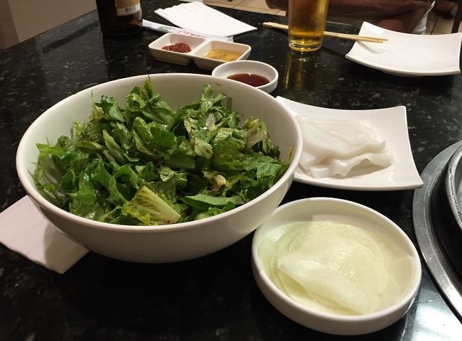 焼肉の食べ方はもちもちのライスペーパーに極薄にスライスした大根、そして辛めのジャンで味付けした葉を乗せ肉を巻いていただくとさっぱり生春巻き風でさっぱり頂く焼肉！