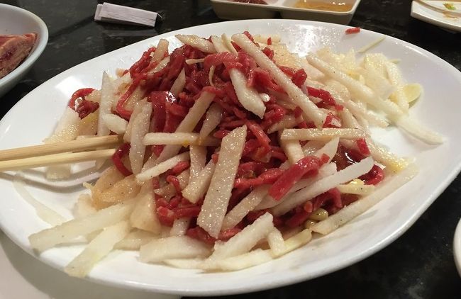 骨付きカルビとロース肉、そして日本では規制が厳しくなったユッケもアメリカではOK！<br />しかも日本で提供されるユッケの5倍くらいあるだろうか？？　ダイナミック過ぎるユッケ！！