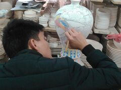 　途中陶器の村バッチャン村へ。
花瓶に彩色している青年