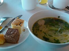 　ホテル朝食ブッフェ
フォーとケーキ