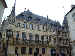 大公宮。ギョーム広場から見えるこじんまりした建物です。
ルクセンブルクは立憲君主制で、世界唯一の大公国です。
１８１５年にオランダ国王を大公とする大公国になり、１８９０年ナッサウ公アドルフが大公となった時から、独立しました。
１８６７年、プロイセンとフランスの中間点として永世中立国となったものの。
１９４９年にＮＡＴＯに加盟して中立をやめました。以降、ＥＵ圏の一員となっています。
