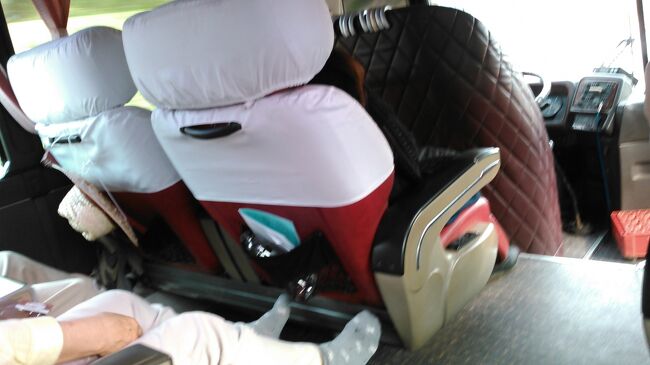   今日は長距離なので、デラックスバスです。横に２人＋１人の３人掛けです。<br />足置きもついています。