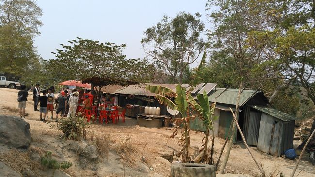 降りたところにはお店があります。