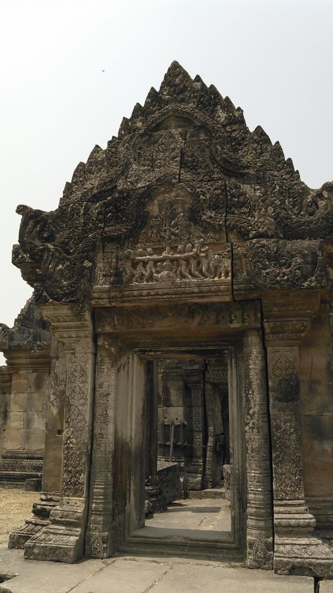 レリーフのある門