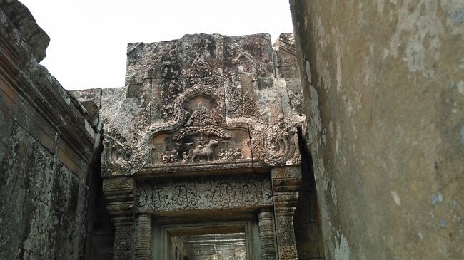 壁にもレリーフ