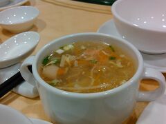   夕食はsokhalay angkor hotelにて中華料理。
スープ


