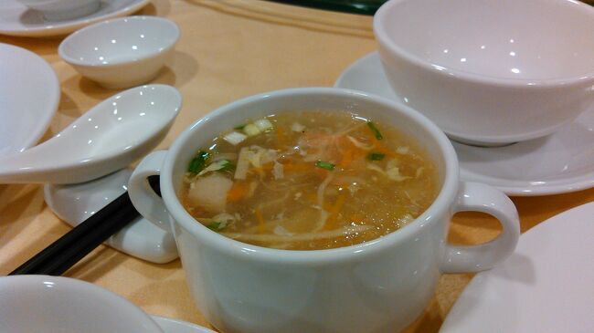   夕食はsokhalay angkor hotelにて中華料理。<br />スープ<br /><br />