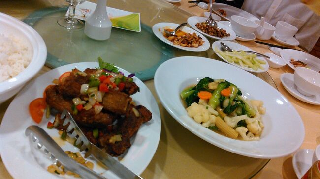 円卓を回して、食べたい量を取ります。