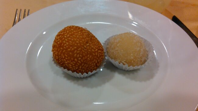  左がカボチャ饅頭、右がゴマ饅頭<br />味は美味しかったです。