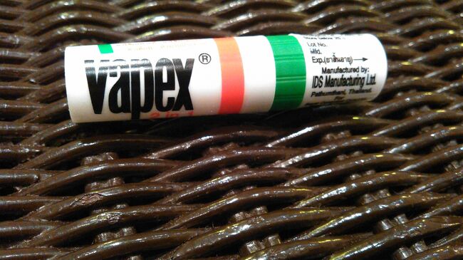 　コンビニで、頼まれていた「ヤードム」を、やっと見つけたので購入しました。<br />花粉症の人にお勧め、片方ずつ、鼻の穴の奥に突っ込んで、吸い込みます。強烈なペパーミントの香り。眠気も吹っ飛びます。タイではドラッグストアなどでは、どこでも売っていました。が、ベトナムでは購入したかったのに、今まで行ったお店のどこにも売ってませんでした。１個1.2ドル。10個買い、花粉症の方たちに配りました。