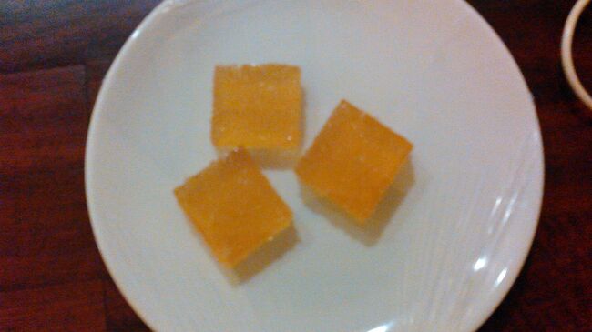   ルメリディアンホテルに戻ったら、おやつが置いてありました。<br />固めのゼリー。