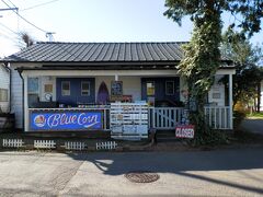 　『Blue Corn』紫トウモロコシと言う店の名前でしょうか。店先にある看板からハンバガーなどを売るファーストフード店だったのでしょう。

　CLOSEDとありました。