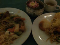 　アプサラダンスショーを見ながらのディナー。「アマゾンアンコール」で。
会場は広く、何百人も並んで座って食べていました。ブッフェで食べたい物を食べたいだけ取ってきました。