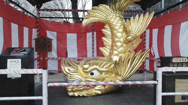 入ってすぐに金のしゃちほこのレプリカが