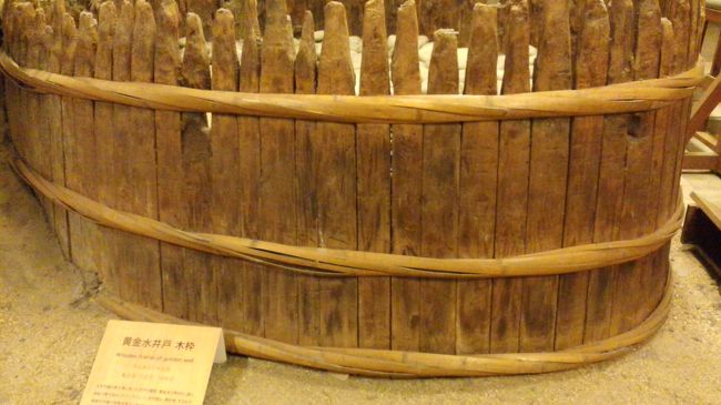 黄金水井戸を見ながら天守閣に向かう階段に行きます。<br />エレベーターもありますが、待っているより<br />足に自信があったら、階段で行ったほうが早いような気がします。