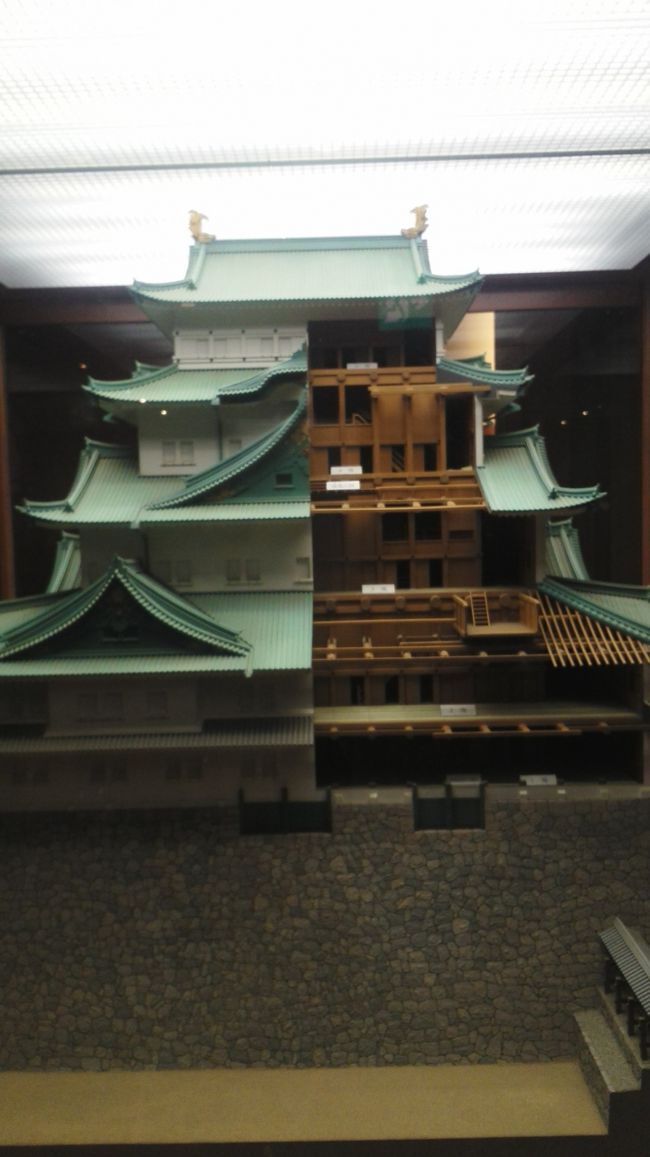 お城の内部の模型ですかね。<br />名古屋城は木に作り変える計画があるとか