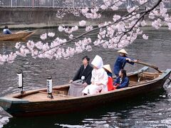 花婿さん、堂々と！
花嫁さんは少しうつむきかげんで！

少し こっぱずかしい 気もしますが、人生一度の晴れ姿です。

おしあわせに！！！