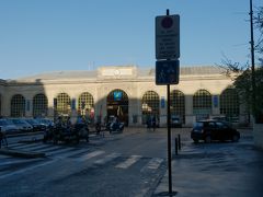 3月27日

写真はVersailles Rive Droit駅です。
パリのサン・ラザール駅からRER C線でヴェルサイユに行くときはこちらの駅に到着します。
宮殿までは1キロ強、ちょっと歩くのでRive Gaucheを利用する人が多いと思いますが、
パリ市内でサン・ラザール付近からアクセスするにはこちらの方が良いかもしれません。