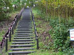 普通の階段を上っていく。
クマ出没注意の看板もあった。