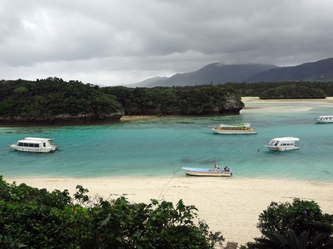 川平湾。きれいだけれど、天気が悪いと色はイマイチ…