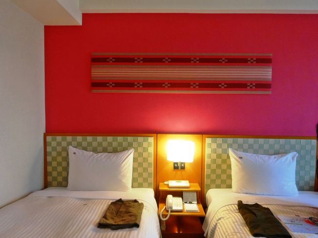 石垣島の伝統織物　ミンサ―が飾ってあります。<br />思い出した〜寝る時に明るいのも真っ暗も困るので、スイッチをいくつか消したけど窓際の電気が消せなくて、けっこう明るいままで寝ました。後で聞いたら、サイドテーブルの下の方にスイッチがあるのだそうです。探してみたんだけど…ほんと、探し物はいつもヘタです。