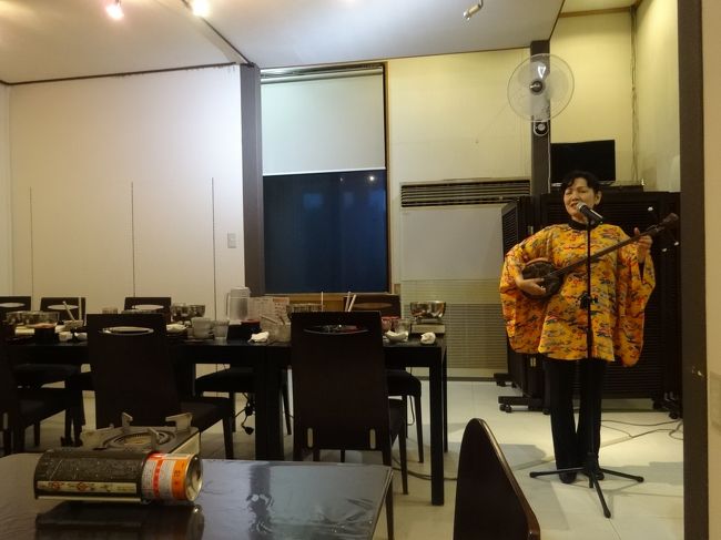 沖縄民謡を歌ってくれます。