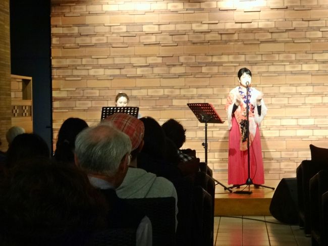 ホテルに戻ったら、ロビーでライブをしていました。沖縄民謡です。<br />大浴場へは浴衣でなく、上下セパレート（上は、スキッパ―襟のポロシャツ風）を着ていきます。<br />私は浴衣が苦手でいつもパジャマを持って行くけど、今回は上下に分れているので、男女兼用の便利な沖縄浴衣？で寝ることにしました。