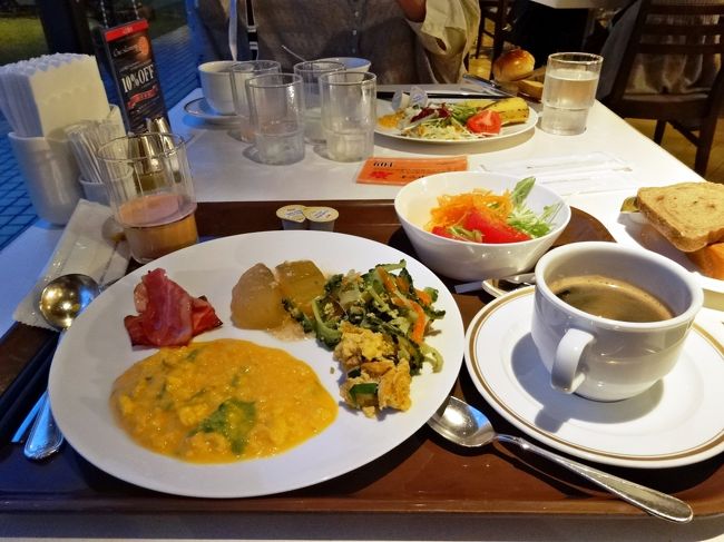 翌朝の朝食。食べるのは楽しい〜<br />ところが、残念なことに風があって（そもそも、波の高さが３ｍ以上だと即欠航、2.5ｍでも欠航になるかもしれないそうです。<br />最近調べたら、定期船とフェリーがあって、定期船がダメでもフェリーが行くことがあるらしいです。次、それを狙おうかな？