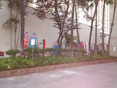 ホテルの壁に沿って並ぶサーフボード
ホントにハワイに来たのね?(*⌒▽⌒*)
