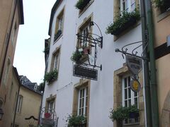 レストラン「ＬＥ　ＢＯＵＱＵＥＴ　ＧＡＲＮＩ」。おもしろい看板です。
