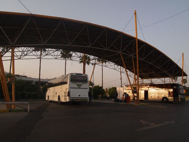 5月3日（日）旅6日目<br /><br />前日23:45にイスファハンを発ったバスは朝6:40シラーズのバスターミナルに到着。<br />途中何度か目が覚めたものの、それなりに寝られた。<br /><br />中国人女性とお別れして、タクシーで目星を付けて来た宿まで。<br />めちゃ分かり辛い場所にあるんでタクシーで良かったー。ドライバーには有名っぽい。