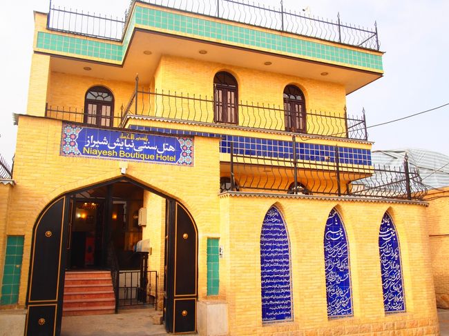 Niayesh Boutique Hotel。<br />イスファハンで会ったオランダ人からオススメされた宿。<br /><br />ロンプラにも載ってる。<br />外から見ると個人経営の小さな安宿っぽいんだけど・・・