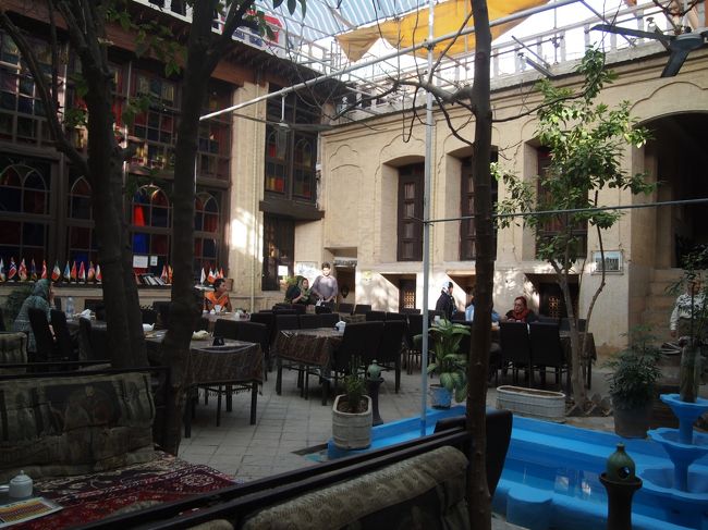 中はかなりの広さで、伝統的な建物を改築したとあって旅人としては胸キュンな造り。<br />絶対ここに泊まりたい！！<br /><br />吹き抜けのパティオ全面を利用したレストランも有名で、別途ロンプラのレストランのページにも掲載されるほど。<br />ランチやディナー時には西洋人ツアーがじゃんじゃん入ってくるよ。