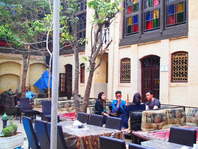 噂通りめっちゃ人気の宿らしく満室。<br />もしかしたらチェックアウトで空きが出るかもとのことなので、まだ眠くて出掛けたくないし、お昼まで待ってみることに。<br /><br />チャイハネ風なお座敷タイプのシートがいっぱいあるから、そこでお休みなさい(( _ _ ))..zzzZZ<br /><br />ちなみにこのホテル、敷地内でもスカーフ脱いでるとすぐ注意される。<br />外部利用が多いせいか従業員が「ホステルのスタッフ」って雰囲気じゃない。