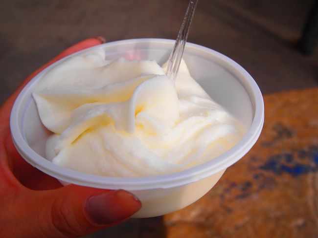 城塞の前で凄い行列ができてるアイス屋さん発見！<br />よし、並ぶぞー。<br /><br />一見シンプルなこのアイス、食感がかなりユニーク。<br />ファルデという素麺のような見た目のクランチーなアイスが混ざってるっぽい。<br /><br />2万リアル≒$0.60。