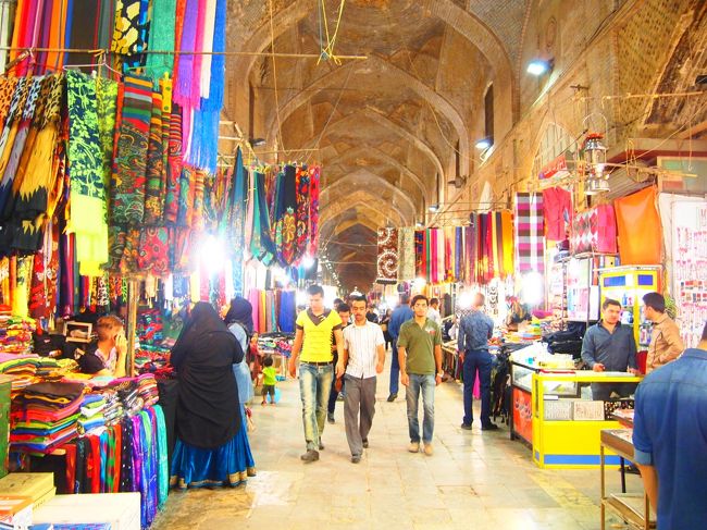 Vakil Bazarバザーレ・ヴァキール。<br /><br />大通りを越える度に名前が変わるけど、トータルではかなりの規模の市場。<br />何でも売ってるのに何故か土産物がなーい・°°・(＞_＜)・°°・。<br />どっかのエリアにまとまってあるのかもだけど、遂に見つけられず。<br /><br />イスファハン同様この街も年配者以外チャドル着てないのと、シンガポール調達の「ムスリムセット」にも飽きてきたからスカーフ一枚お買い上げ。