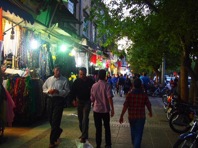 日没後もひたすら街歩き。<br />イスファハンの方がちょっと人口多いみたいだけど、活気があるのは断然シラーズかな。<br /><br />イランも4日目となって、少しずつイランのこと・イラン人のことが分かって来た気がする。<br /><br />思ったほど物価安くないこととか<br />意外に信号はちゃんと守ることとか<br />「ありがとう」はMerciが多様されることとか