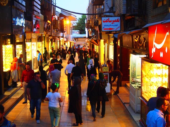 数々の外交問題とは裏腹に、中に入っちゃえばとにかく安全な国。<br />夜の女一人歩き、全く問題ナシ。<br /><br />噂に聞いてたアジア人見下しも然程気にならず。<br />私が女だからかもしれないけど。<br /><br />コレは、まばゆいばかりのゴールド通り。