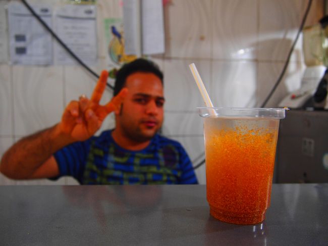 今日もディナーはジュースでいいや〜ってことでジューススタンドへ。<br /><br />だいたいの店に置いてあるけど（夏季限定？）あまり美味しそうに見えず挑戦してなかったハーケシールという花の種を大量に入れてバラ水で香り付けしたドリンク。2万リアル≒$0.60。<br />不味くはない、というレベル。<br /><br />お兄さん、アナタのこと撮ってるんじゃありませんから^^;