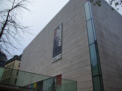 歴史博物館（Musee national d'histoire et d'art Luxembourg (MNHA)。
こちらから見ると、現代建築にしか見えませんが、歴史的建造物を改築したそうで、現在のルクセンブルクを体現しているような建物です。
