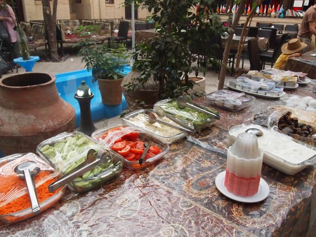 5月4日（月）旅7日目<br /><br />ビュッフェスタイルの朝ご飯付き。<br />日付が変わる頃には空港に向かうから、実質今日がイラン最終日だな。<br /><br />7:45にお迎えが来てペルセポリス半日ツアーに出発。<br />ツアーは昨日フロントで申し込んで99万リアル≒$30。<br /><br />