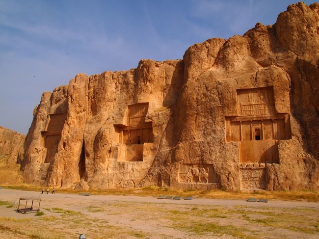 マイクロバスでいくつかのホテルを回って参加者をピックアップし出発。<br />日本人の一人旅男性とご夫婦もいた。<br /><br />1時間ほど走って、まずはペルセポリス近郊にあるナグシェ・ロスタムに到着。<br />アケメネス朝ペルシア（BC550〜BC330）の王墓。<br /><br />一番右のは何とあのダレイオス1世のお墓だよ！<br />ずばりペルセポリスを作った人ね。<br /><br />マジ感動(((o(*ﾟ▽ﾟ*)o)))<br /><br /><br />