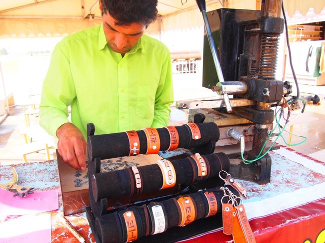 とか言いつつ、一人さっさと抜け駐車場に戻ってお土産屋さんに。<br />ここで買いたいものがあるの！<br /><br />楔形文字の自分オリジナルなレザーグッズ。<br />キーチェーンorブレスレット、好きなチャームを選んで、その場で名前を入れてもらう。