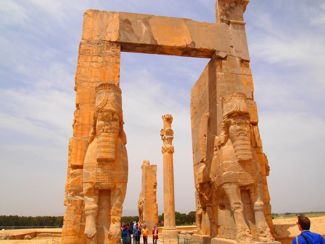 ペルセポリス  ☆世界遺産☆<br /><br />アケメネス朝の第3代王であるダレイオス1世がBC520都市建設に着手し、王朝の滅亡まで首都が置かれていた。<br />でも王様がここで日常過ごしてたのではなく、特別な儀式を行う為の街だったらしい。<br /><br />BC331年、アレクサンダー大王に滅ぼされて以降今日まで廃墟となったままで、その広大な土地に遺構が残るのみ。<br /><br />