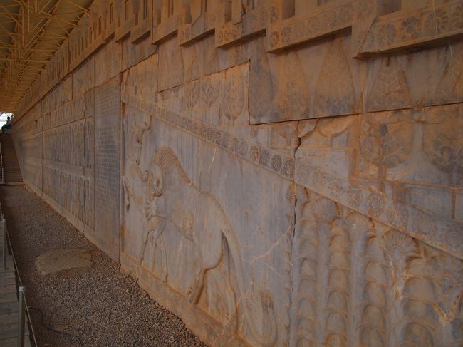 ペルセポリスの最大の見所の1つがアパダーナ（謁見の間）の緻密なレリーフ。<br />詳しく解説して貰ったけど、大量にあるし、すっかり忘れちゃった（笑）。<br /><br />このライオンが牛を襲ってるヤツがめっちゃ有名なんだっけ？<br /><br />ここでトルクメニスタン×イラン国境で一緒だった日本人ツアーに再会。<br />何人かに記念撮影を頼まれた・・・。<br /><br />