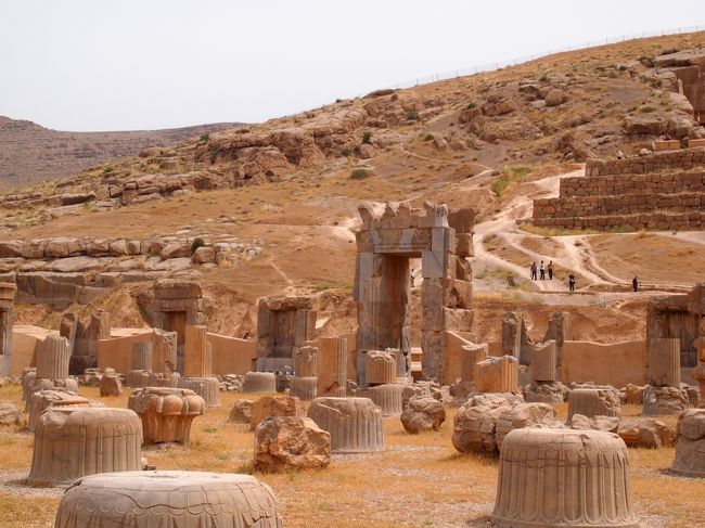 一通り説明聞いた後は自由行動。<br />遺跡を見る、と言うよりはブラブラ散歩しながら雰囲気を楽しむ。<br /><br />ペルセポリスって遺跡そのものにも憧れはあったけど、それ以上に中東の3Pを潰したいって気持ちが強かったんだよね。<br />2008年のGWにパルミラ（シリア）とペトラ（ヨルダン）は行ってるので、これで制覇！