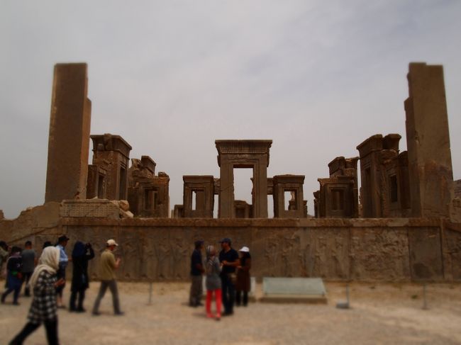 ラストはダレイオス1世のタチャラ（冬の宮殿）。<br />これはかなり保存状態いいね。<br /><br />エントランスで再集合、皆んなでバスに戻ってアイスが配られ、半日ツアーの私含め数人はタクシーに乗せられてシラーズの中心部で解散。<br />バスは午後もツアーが続くみたい。