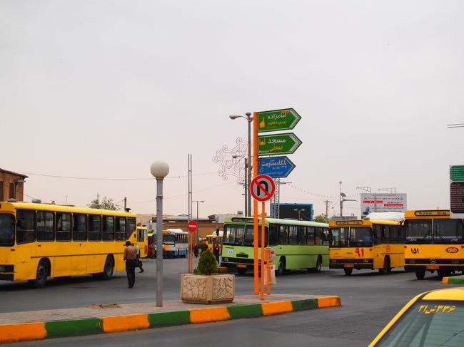 一度宿に帰ってノンアルビールで休憩したら再び出発。<br />通りに出たところにローカル線のバスターミナルがあるんで、バスに乗ってみようかな。<br /><br />たくさんの人に助けられ正しいバスを見つけ、<br />車内でもまたみんなに親切にしてもらって目当ての場所で下車。<br /><br />バスを降りてからも同じ目的地のカップルが道案内してくれる。