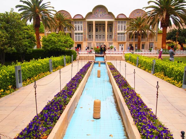エラム庭園 ☆世界遺産☆（イラン国内の他8つの庭園と一緒に「ペルシア式庭園」として）<br /><br />ペルシア式庭園で有名なのは何と言ってもインドのタージ・マハルだよね。<br />あと、この半年後に行くことになるパキスタンのシャリマール庭園も世界遺産。（共にムガル帝国のシャー・ジャハーン帝が建てた）<br /><br />シンメトリーに美を見出すところとか、チャハルバーグ（庭園を四分割にした様式）なこととか、共通点が感じられてちょっと嬉しい。<br /><br /><br />