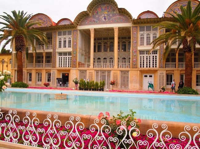 ザンド朝時代は大富豪のお屋敷として使われてたり。<br />でもその後のカージャール朝時代にはシャーが買収して。<br /><br />現在はシラーズ大学が所有してるのかな？？<br />よく分かんないけど、真ん前はシラーズ大学。<br /><br />